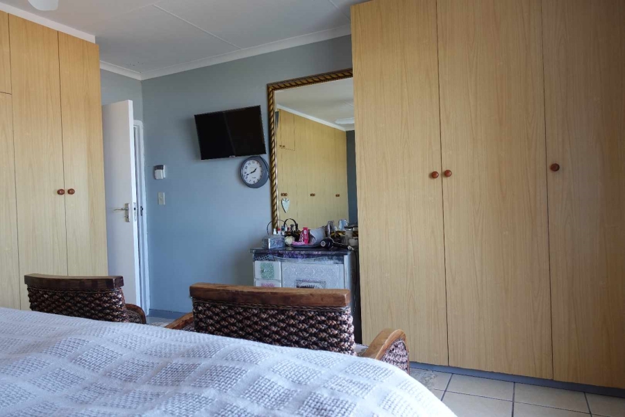 6 Bedroom Property for Sale in Outeniqua Strand Western Cape